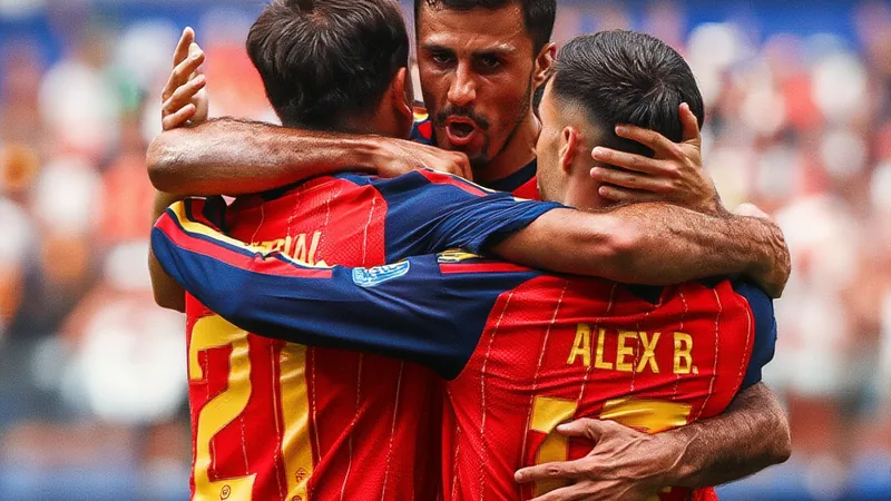 Joueurs de l'équipe d'Espagne célébrant leur qualification pour les quarts de finale de la Coupe du Monde sur le terrain.