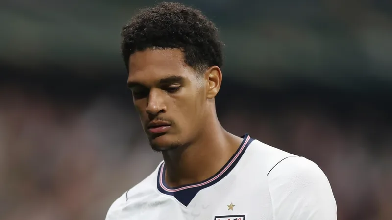 La FA conteste la procédure VAR sur le carton rouge de Quansah Jarell Quansah, défenseur anglais, regardant l'arbitre brandir un carton rouge lors d'un match de la Coupe du monde, avec l'écran VAR visible en
