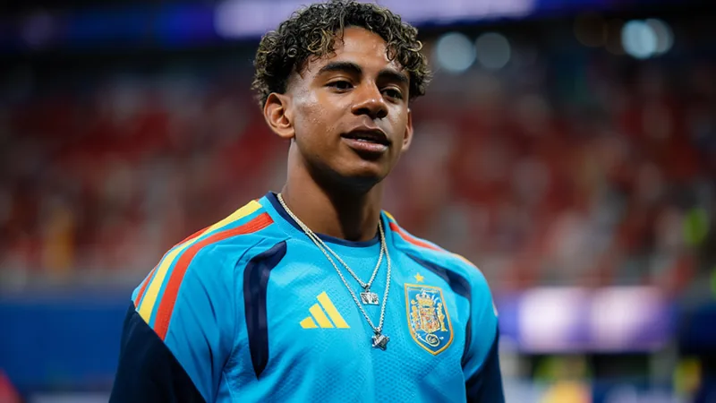 Lamine Yamal : « Je donne tout pour l’Espagne » — Football World Cup Lamine Yamal en maillot de l'Espagne, souriant lors d'une interview télévisée, avec le logo de la Roja en arrière-plan. — latest news and analysis.