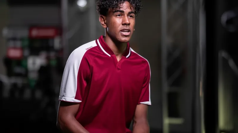 Lamine Yamal : Jouer avec la peur mène à la blessure — Football World Lamine Yamal en action sur un terrain de football, concentré et souriant, portant le maillot du FC Barcelone — latest news and analysis.