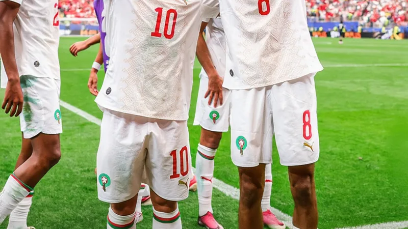 Le Maroc bat le Canada et file en quarts de finale — Football World Joueurs marocains célébrant leur victoire sur le terrain du Stade Al-Thumama à Doha, avec le drapeau du Maroc agité par les supporters en