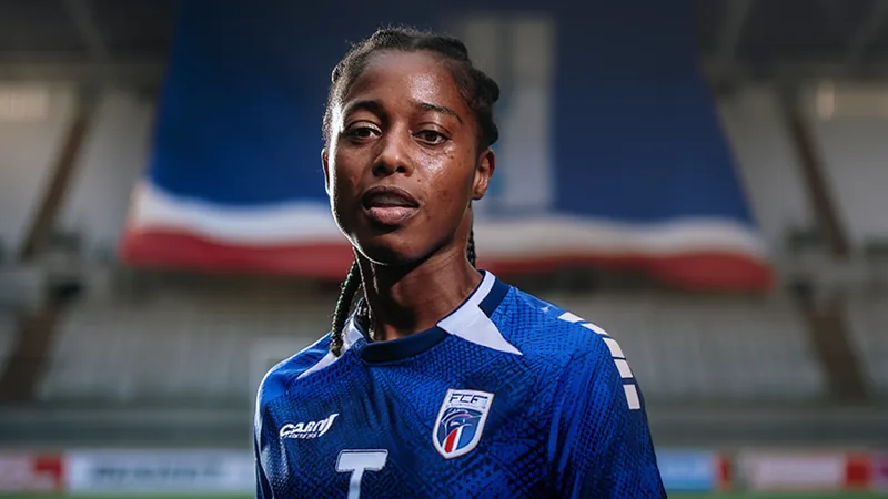 Joueuses de l'équipe nationale féminine du Cap-Vert célébrant sur le terrain avec le drapeau du pays en arrière-plan. — latest news and analysis.