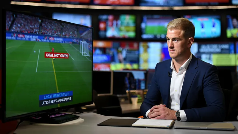 Joe Hart critique la décision arbitrale contre Cucurella — Football Joe Hart en costume-cravate, micro à la main, commentant un match de football dans un studio télévisé — latest news and analysis.