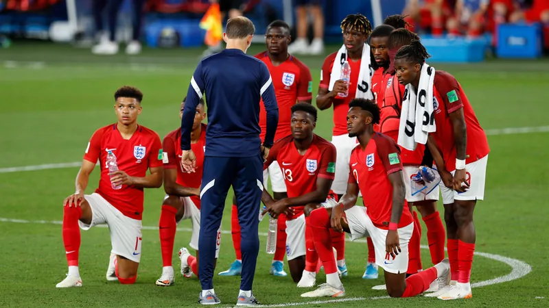 Les pauses hydratation ont-elles relancé l'Angleterre ? — Football Thomas Tuchel donne des instructions à ses joueurs anglais lors d'une pause hydratation, avec Harry Kane et Jude Bellingham écoutant attentivement