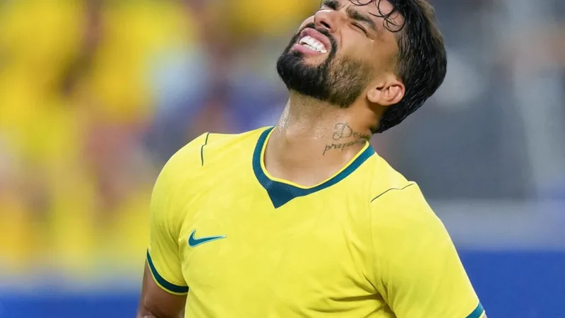 Lucas Paquetá forfait pour Brésil-Norvège — Football World Cup News Lucas Paquetá en maillot du Brésil, tenant sa cuisse droite, quittant le terrain lors d'un entraînement — latest news and analysis.