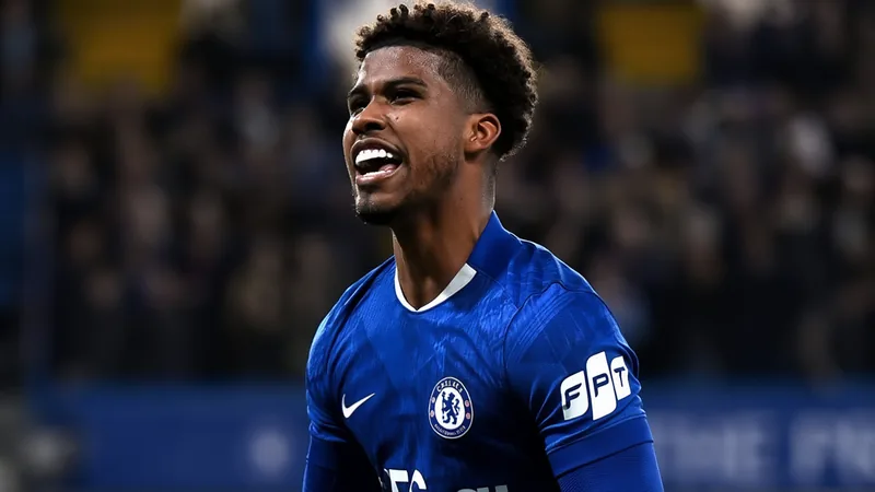 Manchester United explore la piste Andrey Santos (Chelsea) — Football Andrey Santos en action avec le maillot de Chelsea lors d'un match de Premier League, au milieu du terrain, concentré sur le ballon.