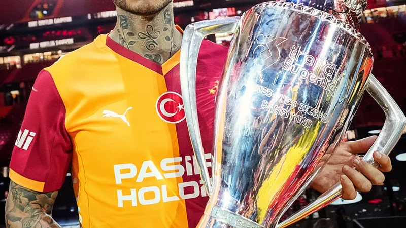 Mauro Icardi en maillot de Galatasaray célébrant un but dans un stade rempli de supporters turcs — latest news and analysis.