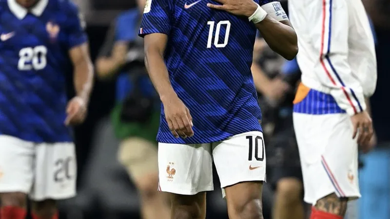Mbappé remercie les supporters français après un Mondial exceptionnel Kylian Mbappé en larmes, maillot bleu, saluant les supporters français dans le stade de Lusail après la finale de la Coupe du monde 2022 au Qatar.