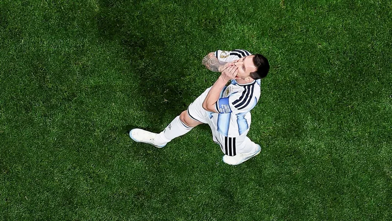 Messi : « J'ai pleuré car j'ai laissé tomber mes coéquipiers » Lionel Messi, maillot de l'Argentine sur les épaules, essuie une larme sur le terrain, entouré de coéquipiers inquiets, sous les projecteurs du stade.