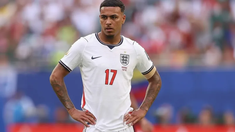 Morgan Rogers titulaire pour l'Angleterre en demi-finale du Mondial Morgan Rogers en tenue de l'Angleterre, célébrant un but lors d'un match de la Coupe du monde, avec le stade en arrière-plan.