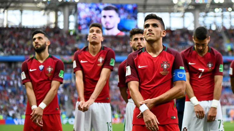 Portugal : la mémoire de Diogo Jota pour la Coupe du monde — Football Joueurs du Portugal en larmes pendant l'hymne national, avec une photo de Diogo Jota sur l'écran géant du stade à Toronto.