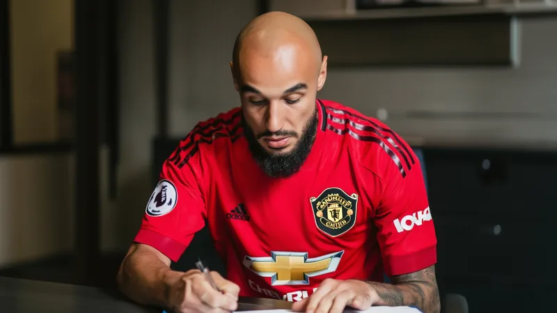 Noussair Mazraoui rejoint l'agence Panthera — Football World Cup News Noussair Mazraoui en tenue de Manchester United sur la pelouse d'Old Trafford, souriant et regardant l'objectif. — latest news and analysis.