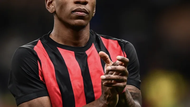 Pervis Estupiñán en action avec Brighton, portant le maillot bleu et blanc, courant sur la pelouse d'un stade de Premier League.