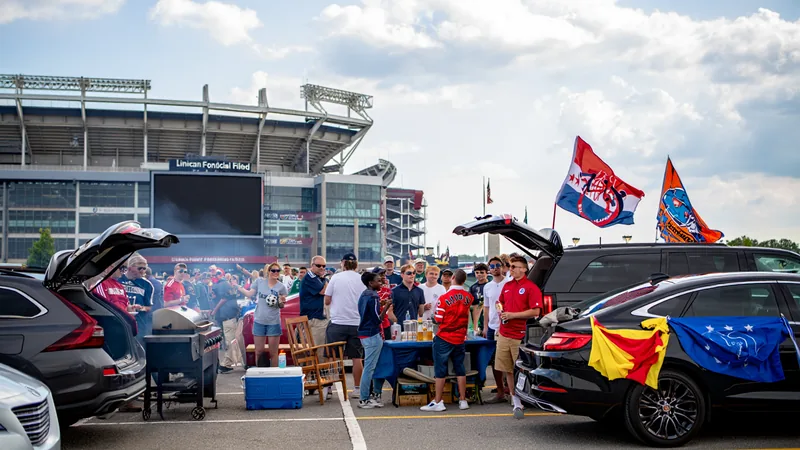 Vue aérienne du Lincoln Financial Field à Philadelphie, bondé de supporters en liesse, avec des drapeaux du Brésil et de la France flottant dans les