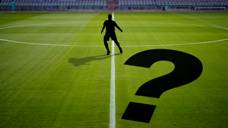 Un ballon de football sur un fond vert avec un point d'interrogation lumineux, symbolisant le jeu de devinettes quotidien sur les stars de la Coupe