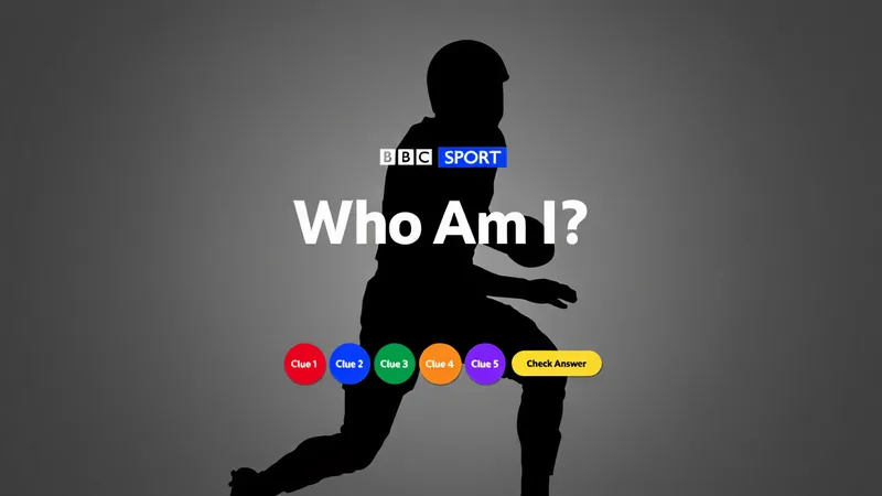 Un ballon de football sur un fond vert avec un point d'interrogation, symbolisant le jeu de devinettes de la Coupe du monde.