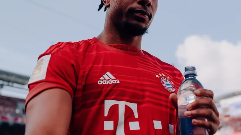 Michael Olise en action avec le maillot du Bayern Munich, dribblant un adversaire lors d'un match de Bundesliga — latest news and analysis.