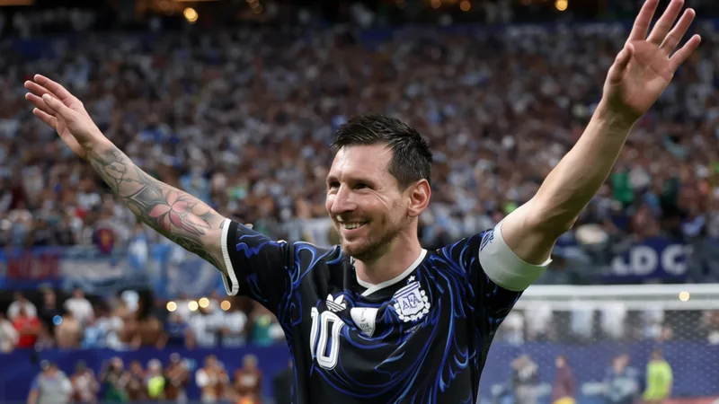 Joueurs célébrant un but sur un terrain de football avec le logo de la Coupe du Monde 2026 en arrière-plan — latest news and analysis.