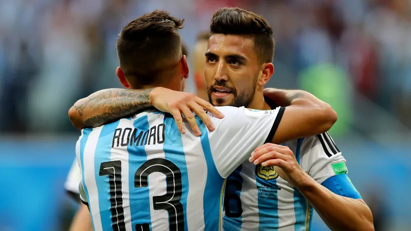 Romero qualifie Neville de « stupide » pour ses critiques — Football Cristian Romero en maillot argentin, regardant l'objectif d'un air déterminé lors d'un match de Coupe du monde — latest news and analysis.