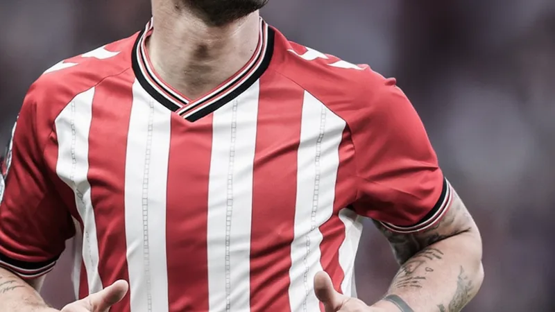 Granit Xhaka en action avec le maillot de Sunderland, au milieu de terrain, sous les projecteurs du stade de la Lumière.