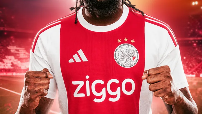 Tolu Arokodare en action avec le maillot de Genk, célébrant un but dans un stade rempli de supporters. — latest news and analysis.