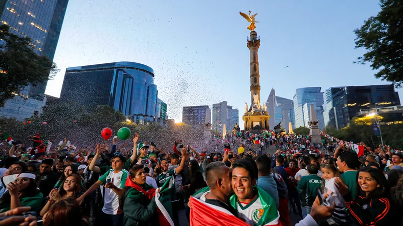 Trois morts lors des célébrations de la Coupe du monde à Mexico Foule immense célébrant autour du monument de l'Ange de l'Indépendance à Mexico, avec des drapeaux mexicains et des feux d'artifice.