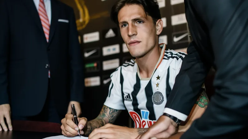 Nouveau contrat pour Nicolò Zaniolo à l'Udinese — Football World Cup Nicolò Zaniolo en action avec le maillot de l'Udinese lors d'un match de Serie A, célébrant un but avec ses coéquipiers.