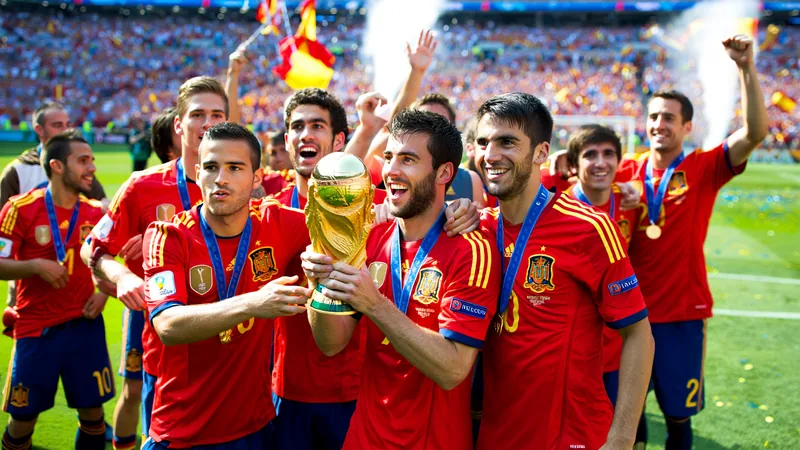 L'Espagne bat l'Argentine en finale de la Coupe du monde 2026 Les joueurs espagnols célèbrent leur victoire en finale de la Coupe du monde, soulevant le trophée dans le stade du New Jersey, avec des confettis et