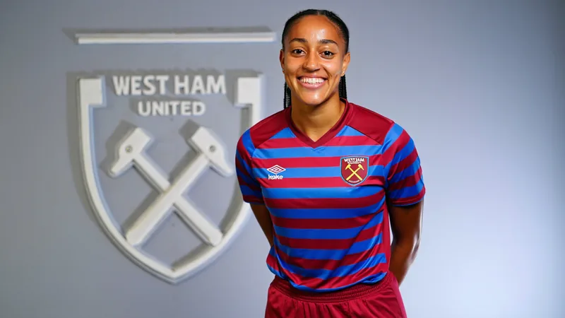 West Ham recrute Ebony Salmon pour deux ans — Football World Cup News Ebony Salmon souriant avec le maillot de West Ham United lors de sa présentation officielle au stade de Londres. — latest news and analysis.