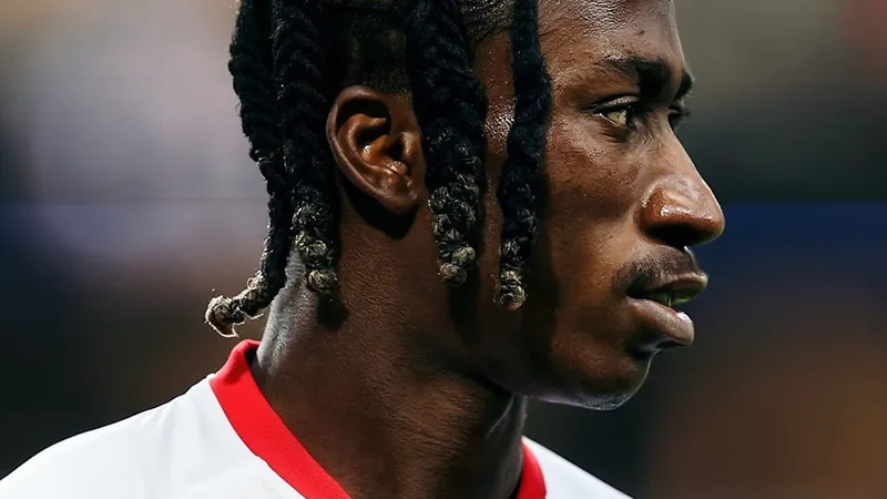 Yan Diomandé veut rejoindre son nouveau club immédiatement — Football Yan Diomandé en action avec le maillot du RB Leipzig lors d'un match de Bundesliga, concentré et prêt à tacler. — latest news and analysis.