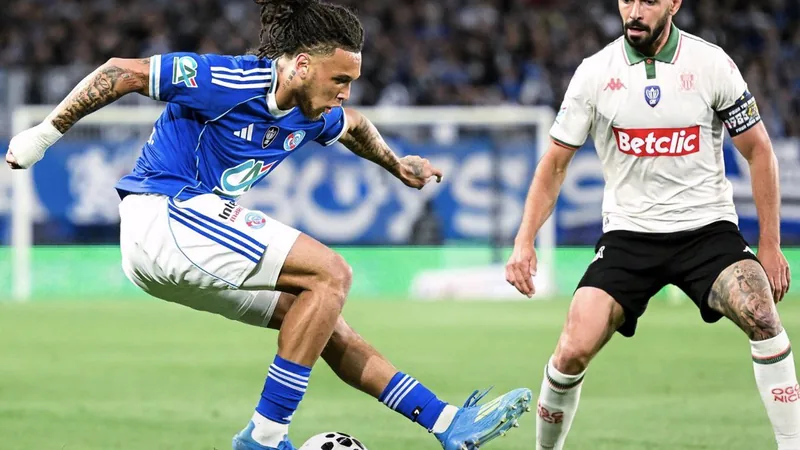 Diego Moreira, jeune ailier portugais, en action avec le maillot du Benfica, sur un terrain de football, dribblant un adversaire.