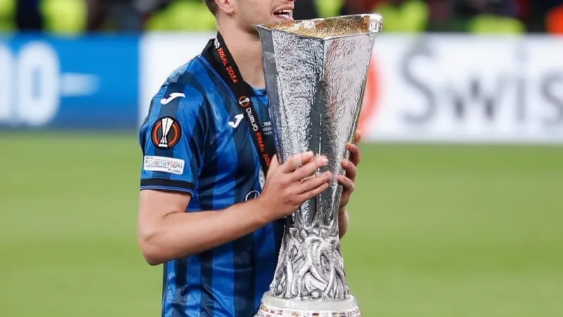 Al Diriyah FC : accord verbal pour Berat Djimsiti — Football World Berat Djimsiti en action lors d'un match de l'Atalanta, portant le maillot bleu et noir, dans un stade rempli de supporters.