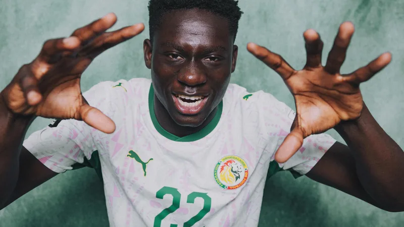 Bara Sapoko Ndiaye : l'avenir du Sénégal et du Bayern — Football Bara Sapoko Ndiaye, jeune joueur sénégalais de 18 ans, en action lors d'un match du Bayern Munich, portant le maillot rouge et blanc, dans un stade