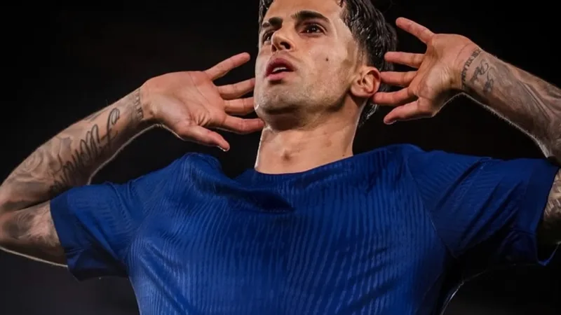 Barça confiant pour Cancelo — Football World Cup News João Cancelo en action lors d'un match du FC Barcelone, portant le maillot blaugrana, sur une pelouse verte sous les projecteurs du stade.