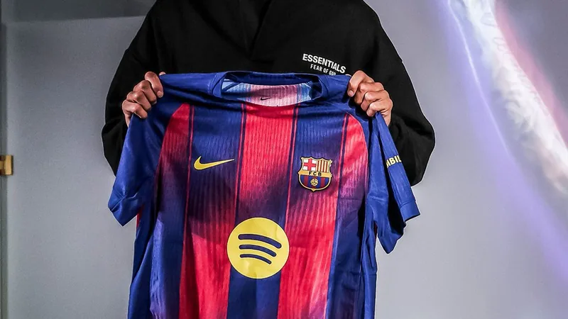 Barcelone confiant pour le retour de Cancelo — Football World Cup News João Cancelo en action avec le maillot du FC Barcelone, dribblant un adversaire au Camp Nou, avec les supporters en arrière-plan.