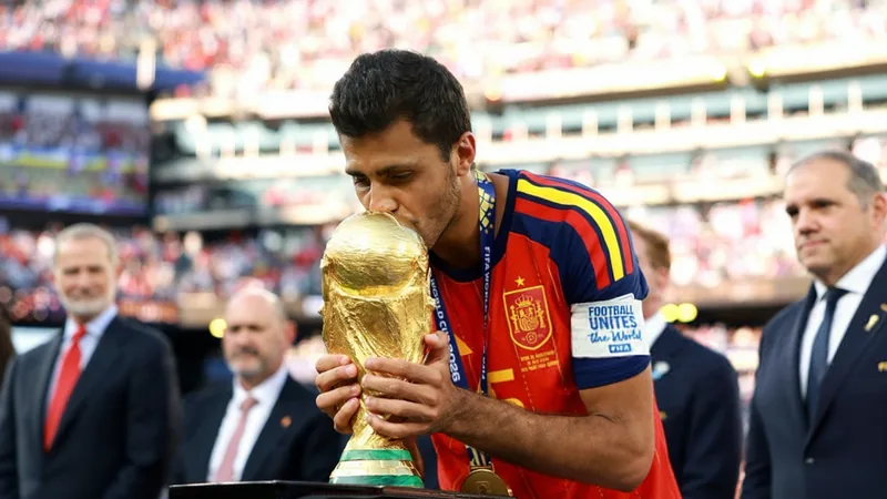Barcelone relance City pour Rodri — Football World Cup News Rodri, milieu de terrain de Manchester City, en action lors d'un match, avec le maillot bleu ciel et le logo du club. — latest news and analysis.