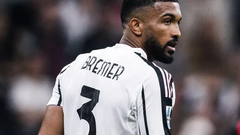 Gleison Bremer, défenseur brésilien de la Juventus, en action lors d'un match de Serie A, portant le maillot noir et blanc.