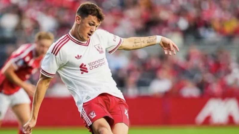 Calvin Ramsay en action lors d'un match de football, portant le maillot de Liverpool, sur un terrain vert. — latest news and analysis.