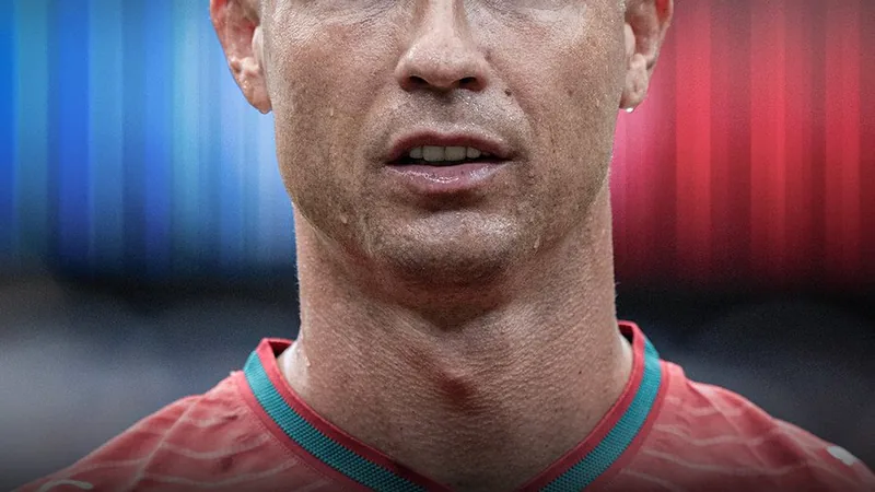 Cristiano Ronaldo en tenue d'Al-Nassr, regardant l'horizon, sur un terrain de football en soirée, évoquant sa possible retraite.