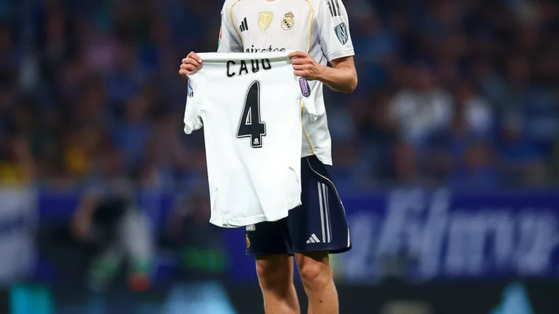Dean Huijsen choisit le n°4 en hommage à Sergio Ramos — Football Un jeune défenseur central portant le maillot numéro 4, inspiré par Sergio Ramos, sur un terrain de football. — latest news and analysis.