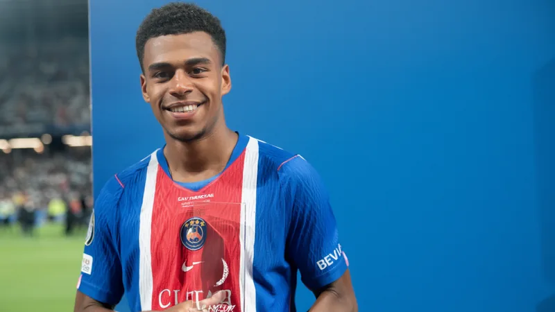 Désiré Doué homme du match — Football World Cup News Désiré Doué, jeune joueur du PSG, célèbre la victoire en Supercoupe de l'UEFA, trophée en main, sous les confettis. — latest news and analysis.