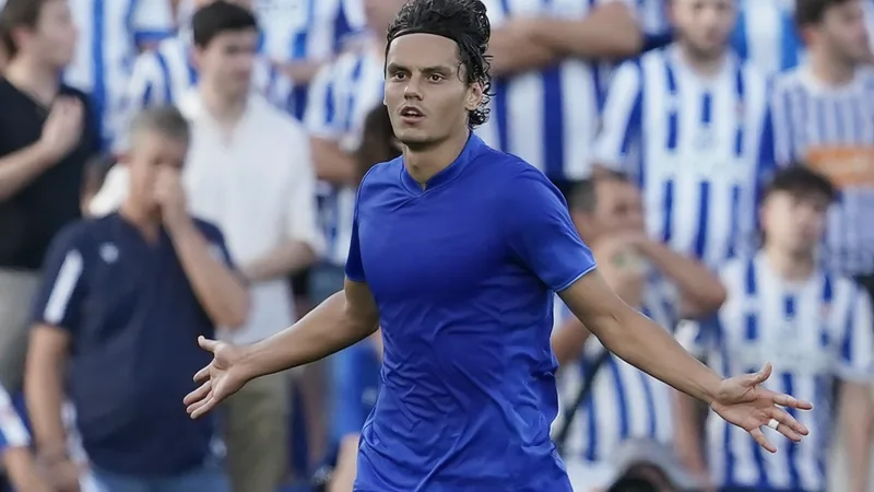 Enes Ünal retourne à Getafe — Football World Cup News Enes Ünal en maillot de Getafe célébrant un but devant des supporters dans le stade Coliseum Alfonso Pérez. — latest news and analysis.