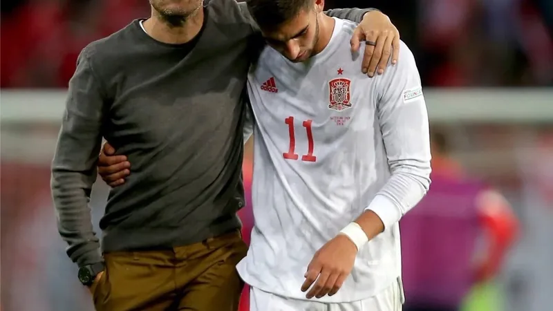 Ferran Torres : Luis Enrique, un père pour moi — Football World Cup Ferran Torres et Luis Enrique souriant lors d'un entraînement de l'équipe d'Espagne, avec le logo de la RFEF en arrière-plan.