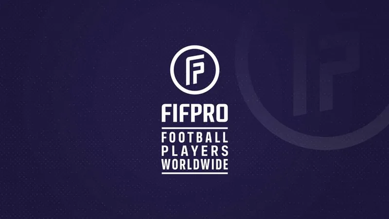 FifPro et Conmebol critiquent la Fifa — Football World Cup News Siège de la Fifa à Zurich avec des drapeaux de football, symbolisant la controverse sur la gouvernance du football mondial.