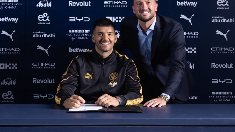 Geronimo Rulli signe à Manchester City — Football World Cup News Geronimo Rulli, gardien argentin, signe son contrat avec Manchester City, entouré de son agent Kristian Bereit, dans un bureau moderne.