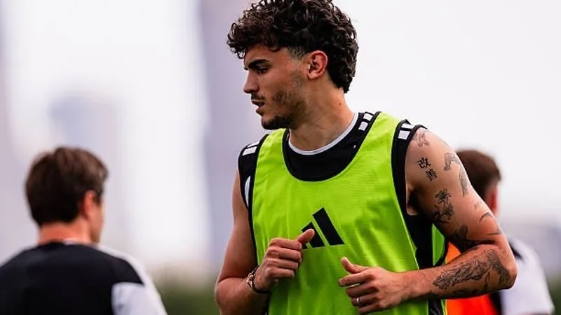 Getafe négocie le transfert de Bajcetić — Football World Cup News Stefan Bajcetić en action avec le maillot de Liverpool lors d'un match, au milieu du terrain, avec des joueurs adverses autour de lui.