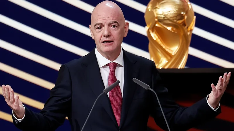 Infantino abandonne la privatisation de la Coupe du monde — Football Gianni Infantino, président de la Fifa, lors d'une conférence de presse, avec un micro devant lui, dans une salle officielle.