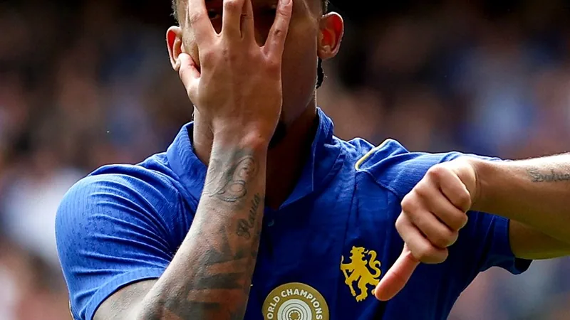 João Pedro en tenue de Chelsea signant un contrat sur un bureau, avec le logo du club en arrière-plan. — latest news and analysis.