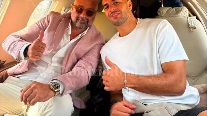 Koulierakis rejoint l'AS Roma — Football World Cup News Konstantinos Koulierakis en tenue de l'AS Roma posant avec un maillot, devant le stade olympique de Rome — latest news and analysis.