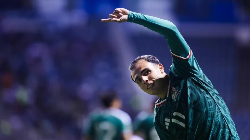 Mexique qualifié pour les JO 2028 — Football World Cup News Joueurs mexicains célébrant leur qualification olympique au stade Azteca de Mexico, avec des confettis et des drapeaux mexicains dans les tribunes.